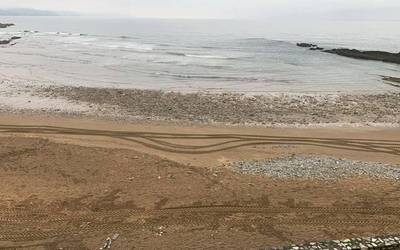 Ez da zaldi lasterketarik egingo aurten Itzurun hondartzan