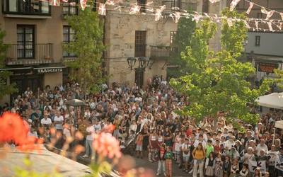 Aurtengo jaietako kartelaren bila dabiltza Orozkon