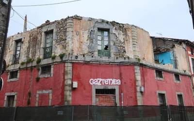 Urduñako Gaztetxe ohia eraisteari ekin diote