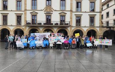 Gazteek eta adinekoek belaunaldien arteko elkartasuna aldarrikatu dute Zornotzan