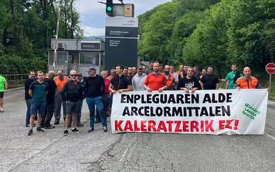 Enpresak kanporatutako lankidea berriz hartzeko eskatu dute Arcelor Mittaleko langileek Lesakan