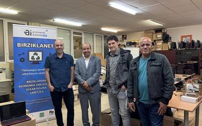 Fronte Polisarioko ordezkari berriak Arizmendi Ikastolako 'Birziklanet' proiektua ezagutu du