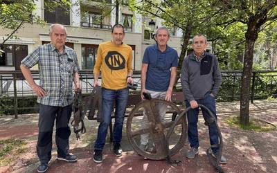 Narrugintza gogoratzeko erakustokia egiten dabiltza Narruolako kideak