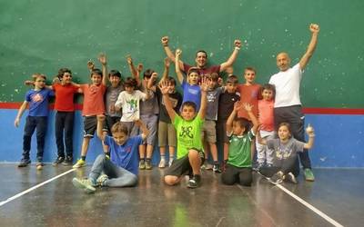 Pilota saila "berpiztu" egin nahi dute, eta pilotari gazteenak taldera erakarri