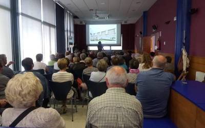 Jubilatuen egoitza eta taberna handitzeko obrak onbideratzeko bidea hasi du  Mendaroko Udalak