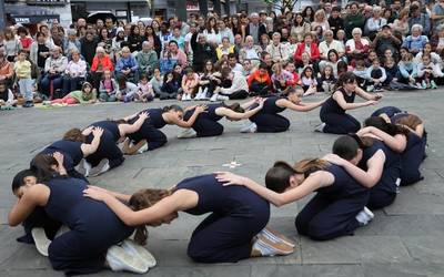 Dantzaren Nazioarteko Eguna dantzan ospatu dute Elgoibarren