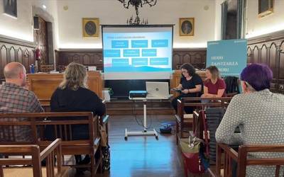 'Herri zaintza helburu. Eraldaketarako gakoak" liburuxka aurkeztu dute