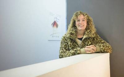 Bea Sever: "Menopausia etapa berri gisa ikusi behar dugu: zaintzaren hormona jaisten denez, geure burua zaintzeko garaia da"