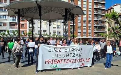Erandioko udal-langileak etxez etxeko laguntza zerbitzuaren pribatizazioaren aurka mobilizatu dira