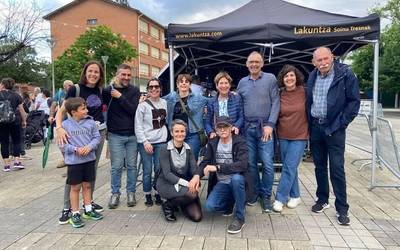 [ARGAZKI GALERIA]: Hamabi Harri auzo elkarteak jaurtitako txupinazoagaz lehertu da festa Traña-Matienan