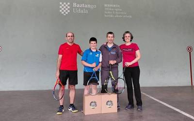 Migeltorena aita-semeak irabazi dute Berroetako Frontenis Txapelketa