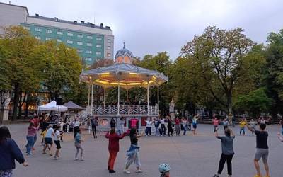 Berriturik dator Dantza Plazan Gasteizko kaleetara