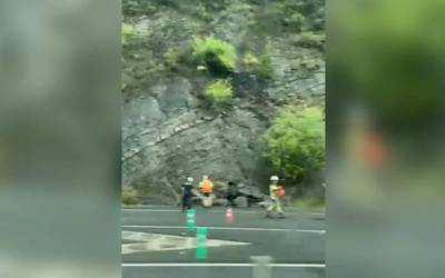 Lur-jausi batek trafikoa moztu du Luiaondoko sarreran