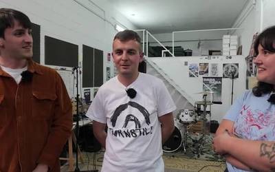 "Inguruko jendea gure abestiak entzuten hasi da"