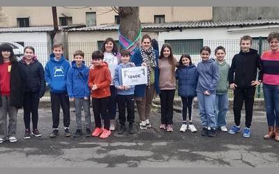 Goizuetako Minbiziaren Egun Solidarioan bildutako dirua 2zi Elkarteari eman diote