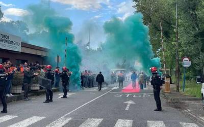 Grebaren aurka azaldu dira Tubos Reunidoseko 232 langile