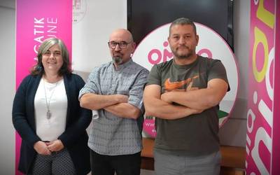 Omniak kritikatu du Alberto Acero azokan aparkalekuak egiteko ikerketa ez duela abiatu udal gobernu taldeak