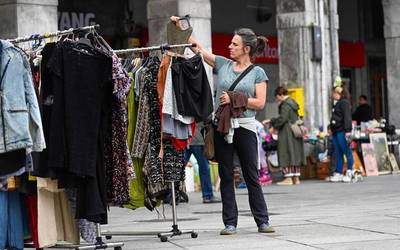 Bigarren eskuko produktuen azoka ari da egiten plazan Bizilore