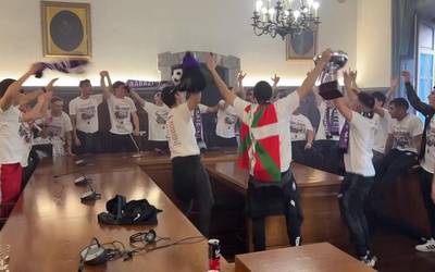 Mondratek herritarrekin ospatu du liga irabazi izana eta igoera