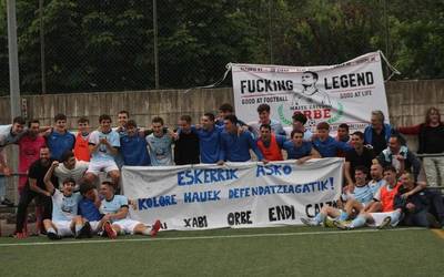 Hirugarren Mailako entrenatzaile Calzon eta hainbat jokalari agurtu dituzte UDAk eta zaleek