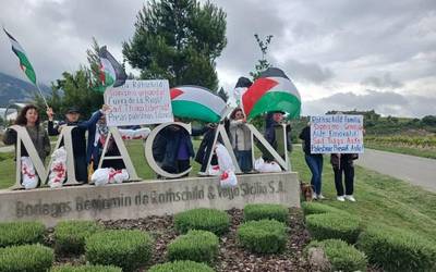 'Sionistak kanpora' lelopean protesta egin dute Samaniegon