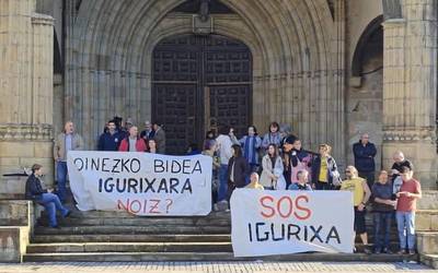 Iguriako auzotarrek oinezkoentzako bide segurua eskatu dute Elorrioko plazan egindako kontzentrazioan