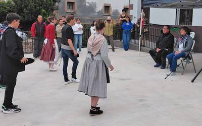 [ARGAZKIAK] Ezkurrako Herriko Ostatua inauguratzeaz gain, Barranka ostatuko Jose Luis eta Reyes omendu dituzte Ezkurran