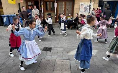 Beasainen dantzatu dute Zumaiako Musika eta Dantza Eskolako haurrek