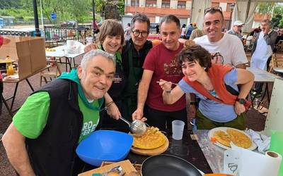 Paella eta tortilla txapelketarekin agurtu dituzte Gardeako jaiak