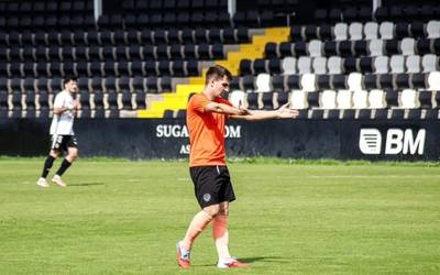 Asteburu bipolarra Mondrarentzat: Lehen Taldeak 7-0 jasan zuen Irunen 5. minutuan hamarrekin geratuta, eta Senior Bk iraupenerako borrokan bizirik dar