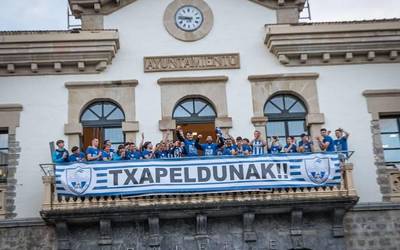 Herritarrekin batera ospatu du Amurrio Clubek hirugarren mailara igoera