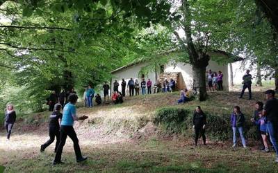 Musika, jolasak eta luntxa Angiozarko Goimendi San Migel Monteko jaietan