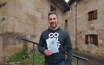 "Sentimenduak eta esperientziak konpartitzeko modu hoberena da poesia"
