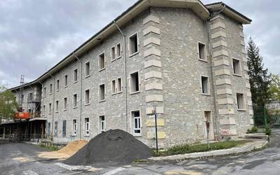 Urrian irekiko dute Aranako errefuxiatuen zentroa, plaza gutxiagorekin