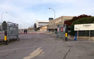 Hiru gizon ikertzen ari dira Ikasbidea eta Iruña Okako institutuko adingabeei sexu abusuak egiteagatik