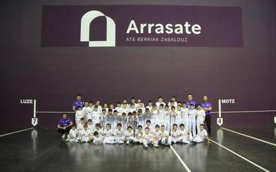 Arrasate Pilota Taldeak 2025-2026 denboraldiko argazkia atera du Uarkapen
