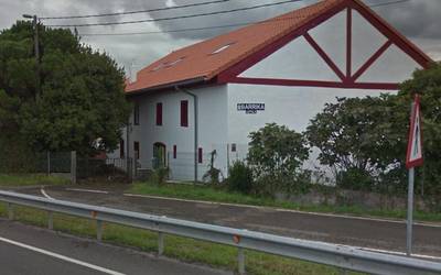 Barrikako Lopeola baserri historikoa eraisteko arriskuan dago hirigintza-egitasmo baten ondorioz