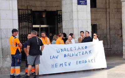 Udaletako langileak grebara deituta daude biharko