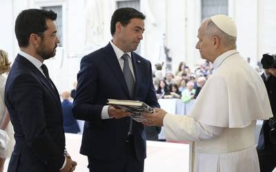 Jon Sarasuaren olerkia, Lehendakariak Leon XIV Aita Santuari eman dizkion oparietako bat