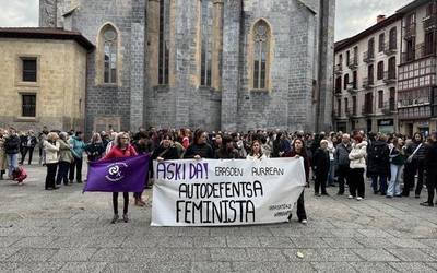 Elkarretaratze jendetsua egin dute Arrasaten sexu-erasoa salatzeko