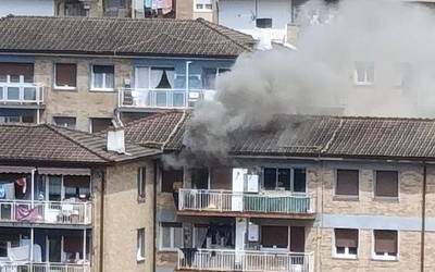 Etxebizitza batek su hartu du Uriburu kalean, eta pertsona bat bertan harrapatuta gelditu da