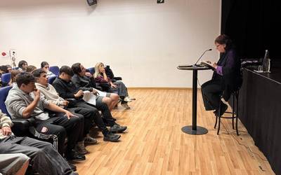 Gerra zibilaz, idazte prozesuaz eta bestelako gaietaz solasean jardun zuten Miren Agur Meabe idazlearekin