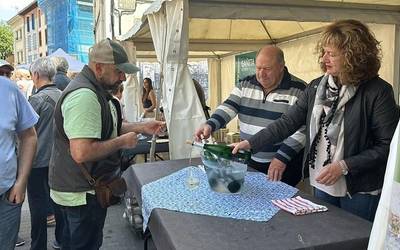 Txakolina dastatzeko aukera izango da zapatu eguerdian
