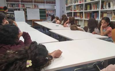 'Sei hilabete, sei erronka' proiektua akitu dute Doneztebeko liburutegian