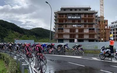 Tropelean igaro da Itzulia Zumaiatik
