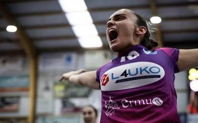 Eskubaloian lehiatzeko jaioak dira ermuarrak