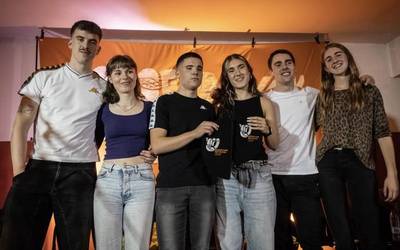 Suhar Gesalagak eta Eli Zalduak jantzi dute Gaztetxeak Bertsotan sariketaren txapela