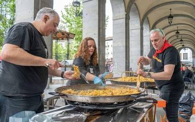 Paella eta rock artean ari dira urduñarrak prestatzen Otxomaioak agurtzeko