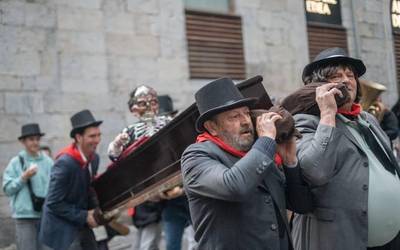 Txaranga, malkoak, barreak eta sua Otxomaioei agur esateko