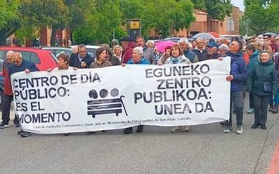 Barañaingo adinekoentzako eguneko zentroak kudeaketa publikoa izan dezala eskatu dute